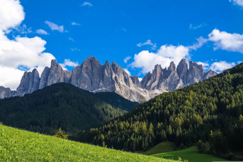 Geislerspitzen in den Dolomiten: Sanfte Wiesen und Wälder und die schroffen Felsen